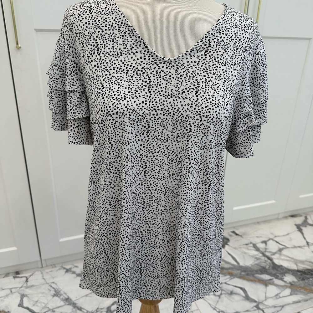 Adrianna Papell Black & White V-Neck Flutter Sleeve Blouse